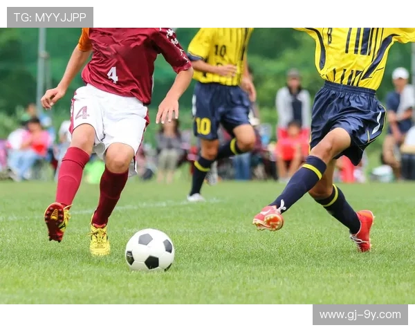 当足球梦碎男孩沉默凝视球场尽头那份无语成了最深的呐喊